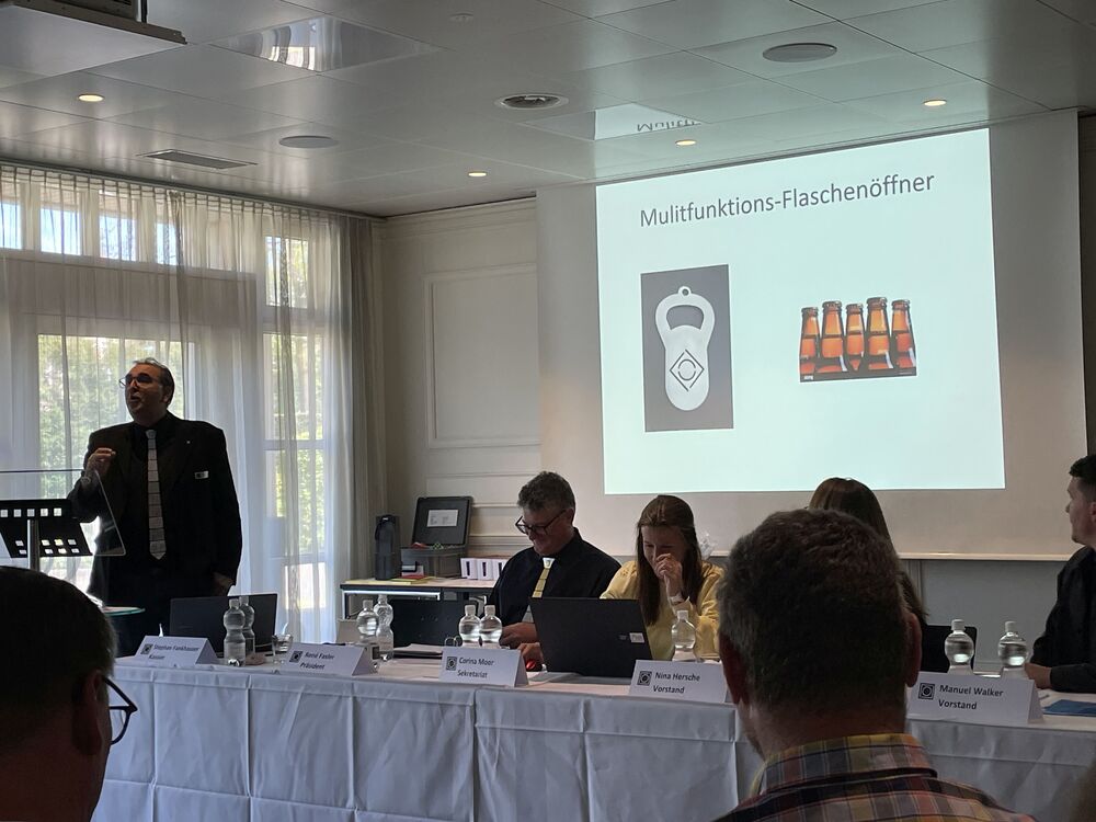 Der abtretende Kassier Stephan Fankhauser hat die GV-Teilnehmenden mit einem kleinen Abschiedsgeschenk überrascht und hat unter alle Stühle einen Multifunktions-Flaschenöffner geklebt. 